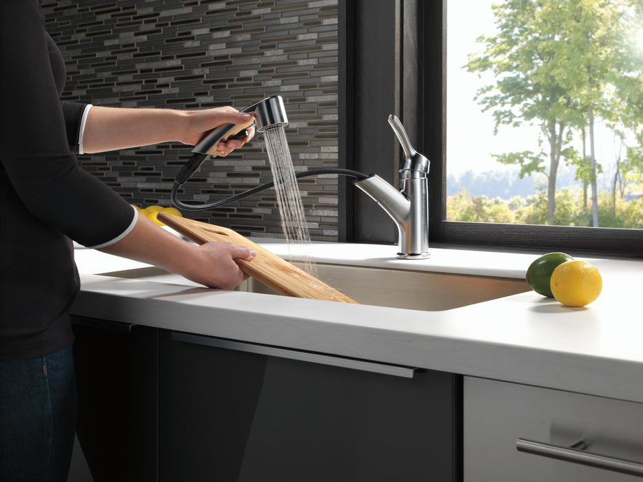 Delta Collins 4140 Single Handle Pull-Out Kitchen Faucet, arctic stainless - view 3