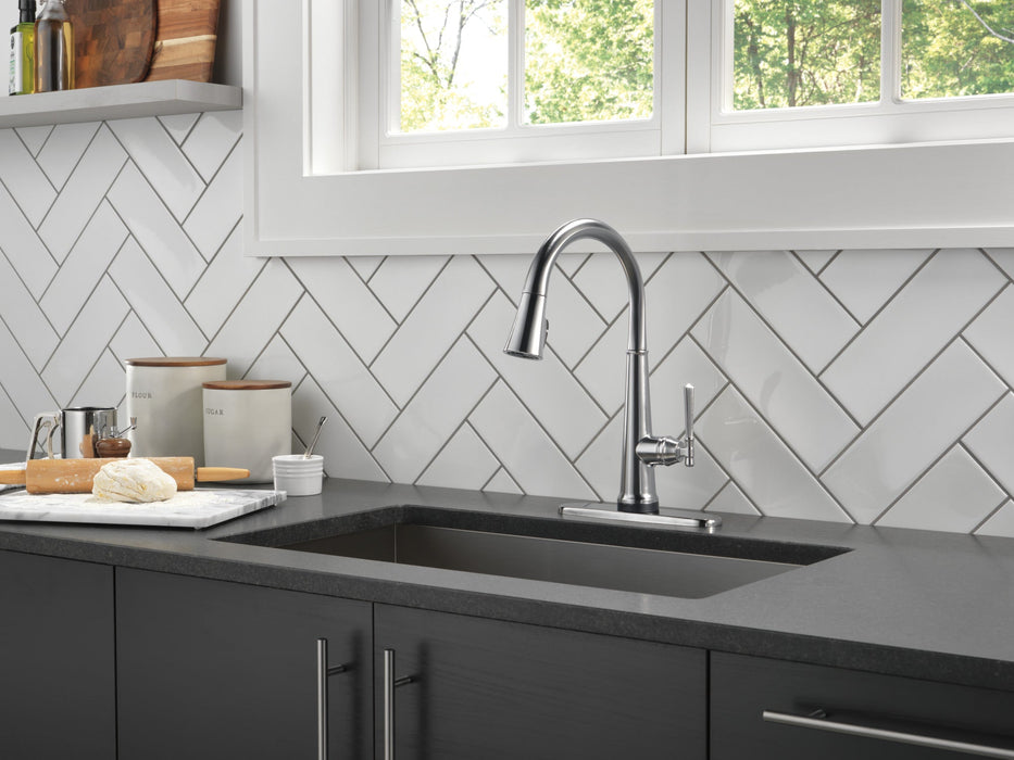 Delta Emmeline: Single Handle Pull Down Kitchen Faucet with Touch2O Technology