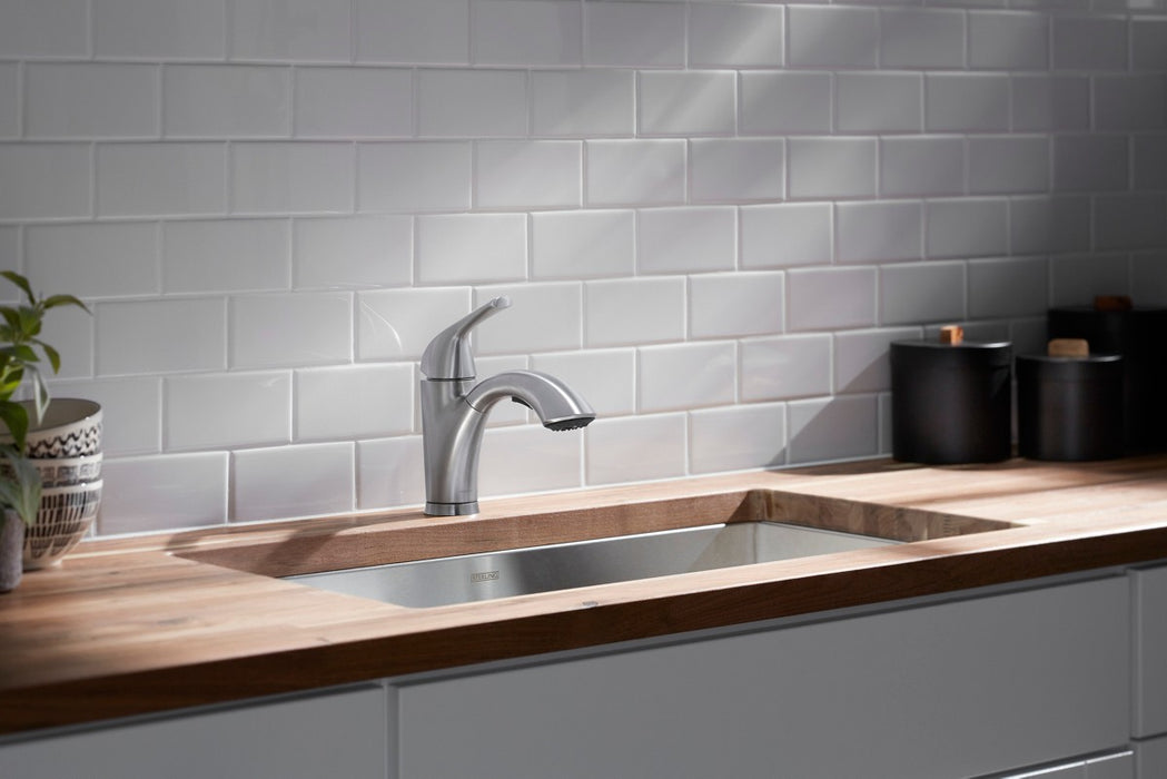 Sterling Medley Pull-out single-handle kitchen faucet - Vibrant Stainless